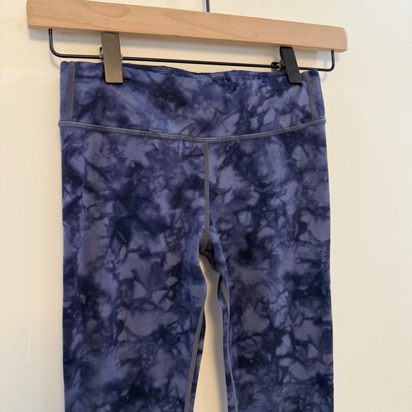 ATHLETA tie-dye salutation kids 7/8 blue legging - Picture 3 of 7